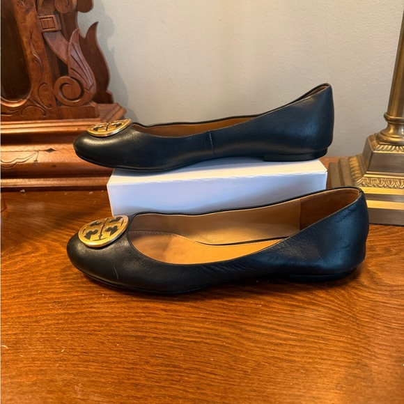 Tory Burch Black Leather Benton Ballet Flats with Gold Logo Medallion Size 8 - Picture 6 of 10